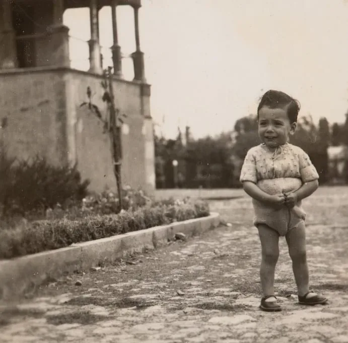 Vargas Llosa de bebe, en sus primeros años en Cochabamba, con su familia materna.