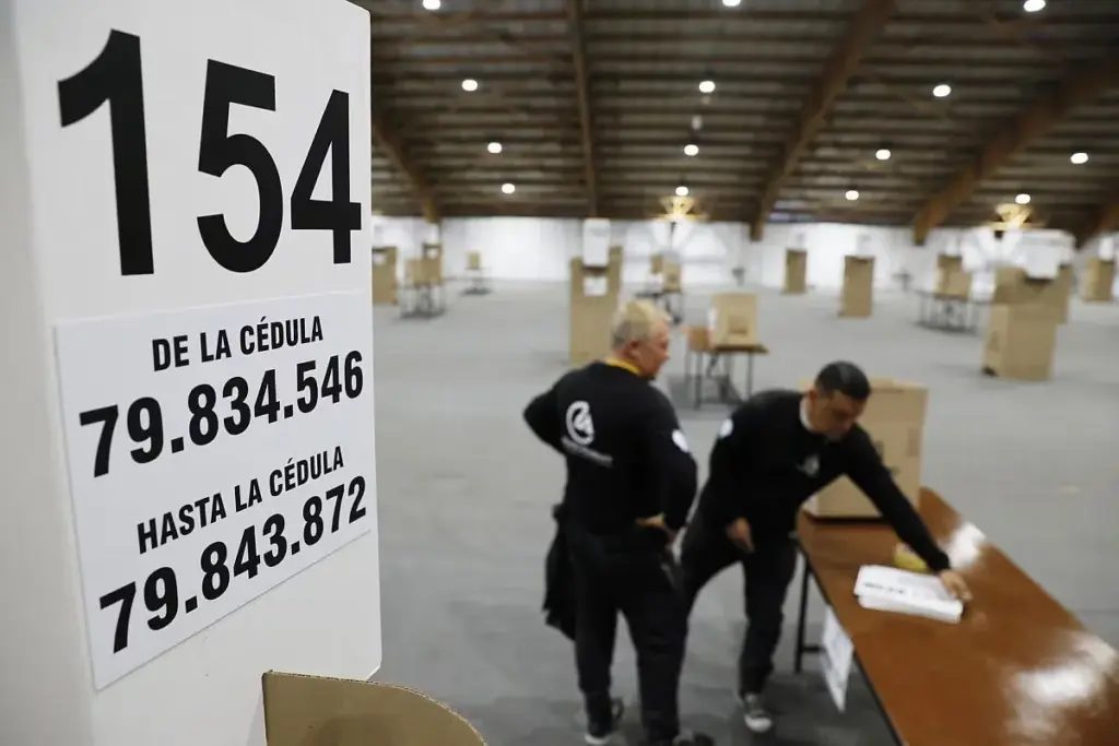 Personas instalan urnas de votación en el recinto ferial de Corferias este sábado, en Bogotá (Colombia) | Foto: EFE/ Carlos Ortega