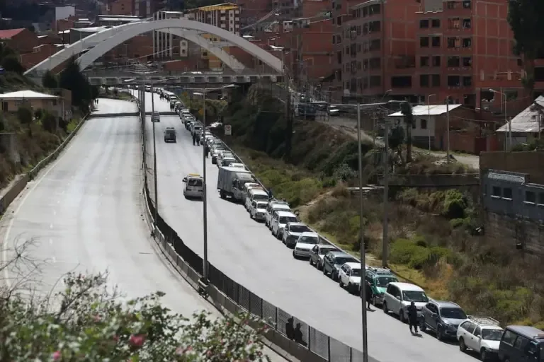 A line of vehicles waiting for fuel during a day of blockades by transporters in La Paz, Bolivia, on May 26, 2026. (EFE/ Luis Gandarillas).