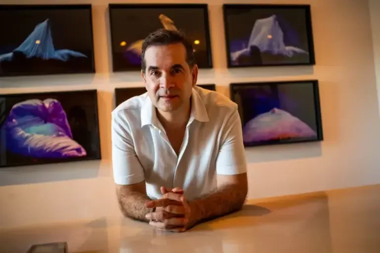 “Art is at the service of therapy, not the other way around,” says Javier Echevarría, who wrote the play The Journey of Cleo to the Heart of Heaven. (Photo: Víctor Idrogo). © Victor Idrogo / Icónica