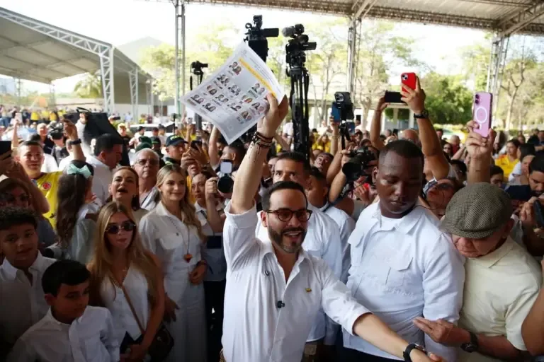 The presidential candidate of the Defenders of the Homeland movement, Abelardo de la Espriella, votes this Sunday in Barranquilla. (EFE/ Ernesto Guzmán Jr.).