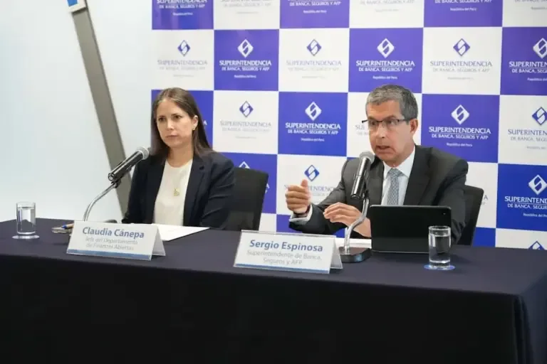Claudia Cánepa and Sergio Espinosa, from the SBS, project greater competition in the financial system due to open finance.