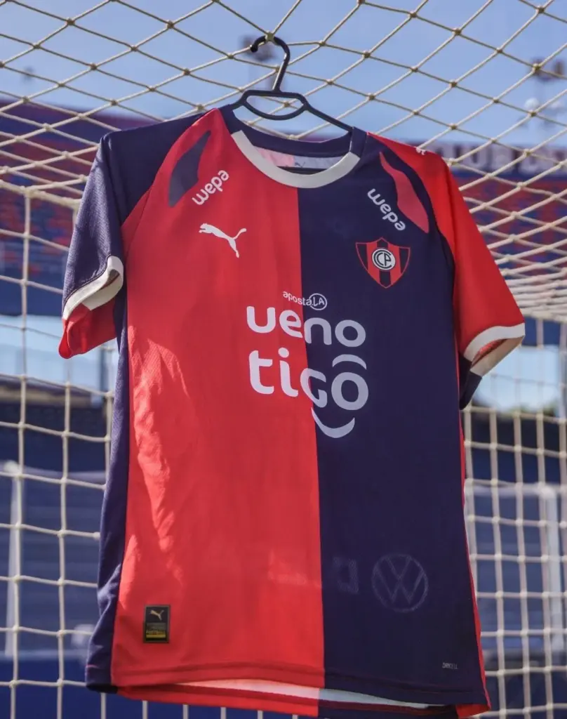 La camiseta de Cerro Porteño en el estadio 'La Olla' de Asunción