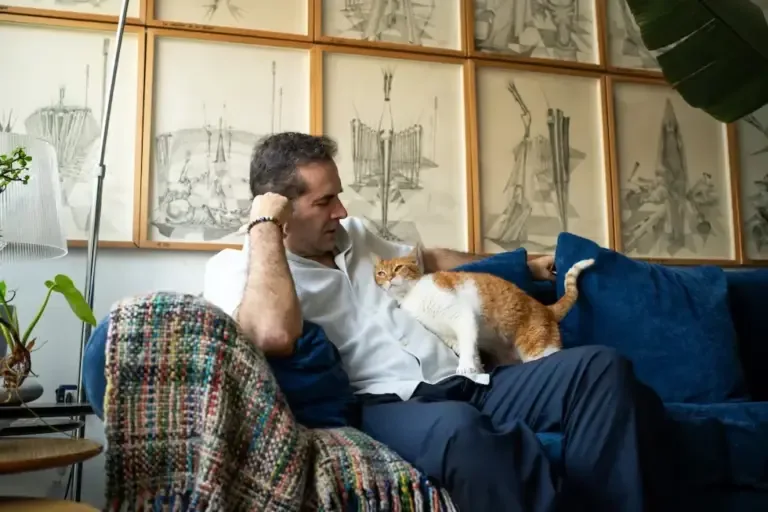 Flancito is the only cat left from three felines he had until a few years ago. He is a very attached cat. © Victor Idrogo / Icónica