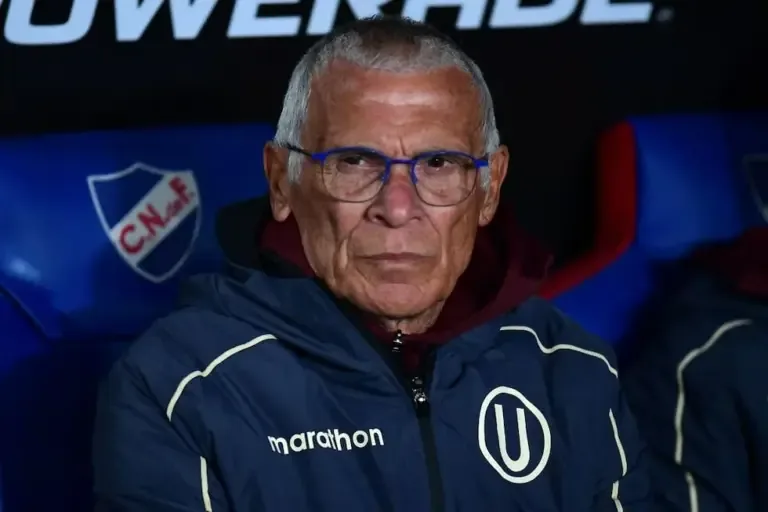 Universitario recuperó solidez con Héctor Cúper, pero perdió lo más importante: el gol. Ante Tolima, la ‘U’ se juega mucho más que una clasificación. (Photo by Dante FERNANDEZ / AFP)