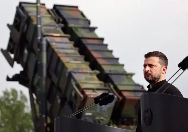 Ukrainian President Volodymyr Zelensky visiting a military training camp in Germany where the Patriot air defense system is seen. (Photo by Jens Böttner / POOL / AFP).