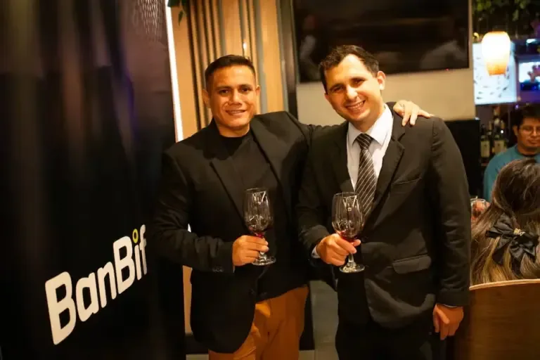 Edwin Arteaga and Wilson Medina enjoyed the special event thanks to ClubHOLA.