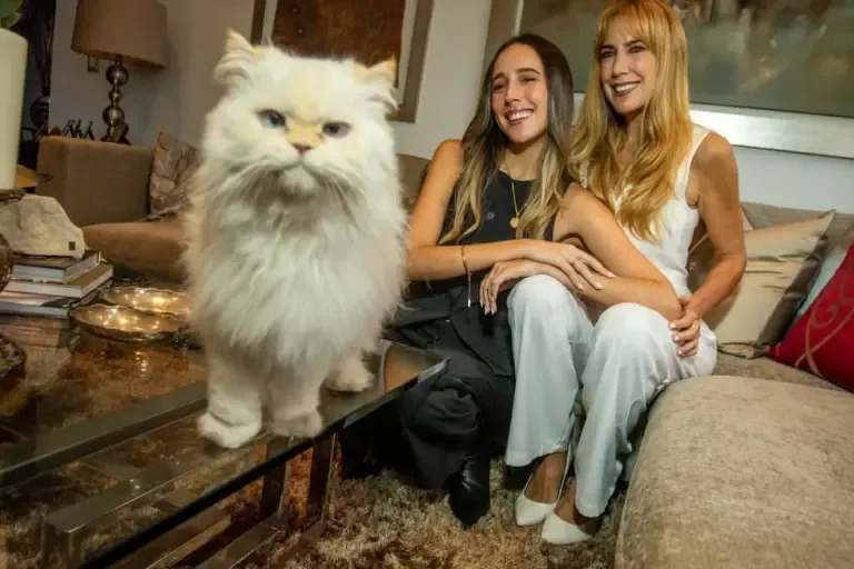 Mapi Polanco y Ericka Valle Riestra con Katto, su primer gato que inspiró el nombre de sus cuentas en redes sociales. © Victor Idrogo / Icónica