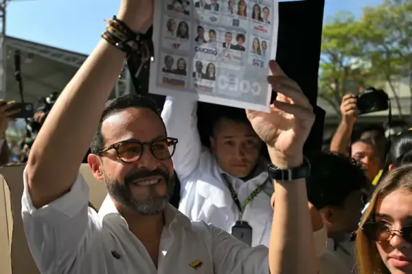 Colombia Elections 2026: Abelardo de la Espriella votes in Barranquilla surrounded by a crowd