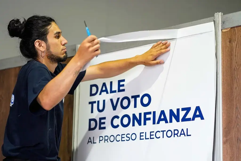 Un trabajador prepara un centro de votación en Bogotá, el 29 de mayo de 2026, antes de las elecciones presidenciales del fin de semana | Foto: Sergio Acero / AFP
