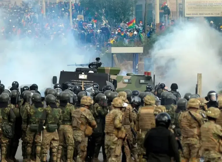Bolivian riot police and soldiers confront supporters of former president Evo Morales during a protest in Sacaba, Chapare province, Cochabamba department, on November 15, 2019. (Photo: AFP).