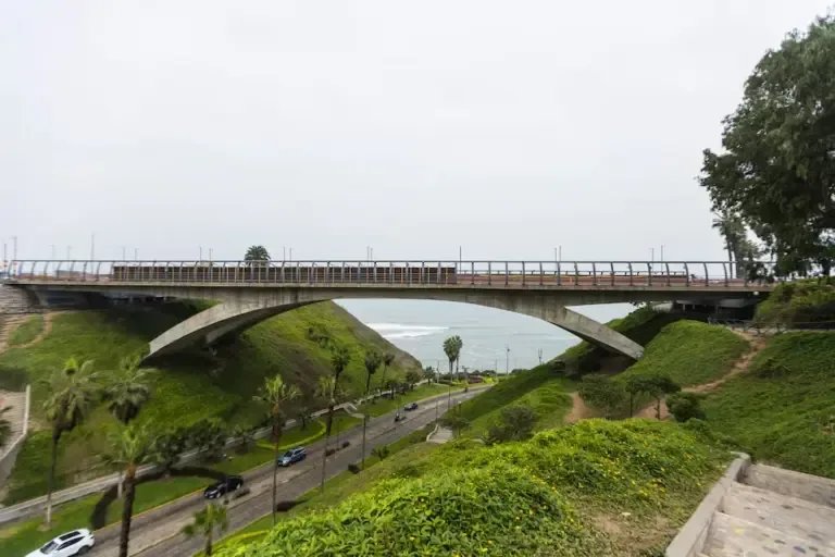 LIMA, PERU. THURSDAY, JUNE 4, 2026. WORKS ON THE VILLENA BRIDGE, LOCATED IN THE MIRAFLORES DISTRICT. PHOTOS: MARIO ZAPATA N. / @PHOTO.GEC