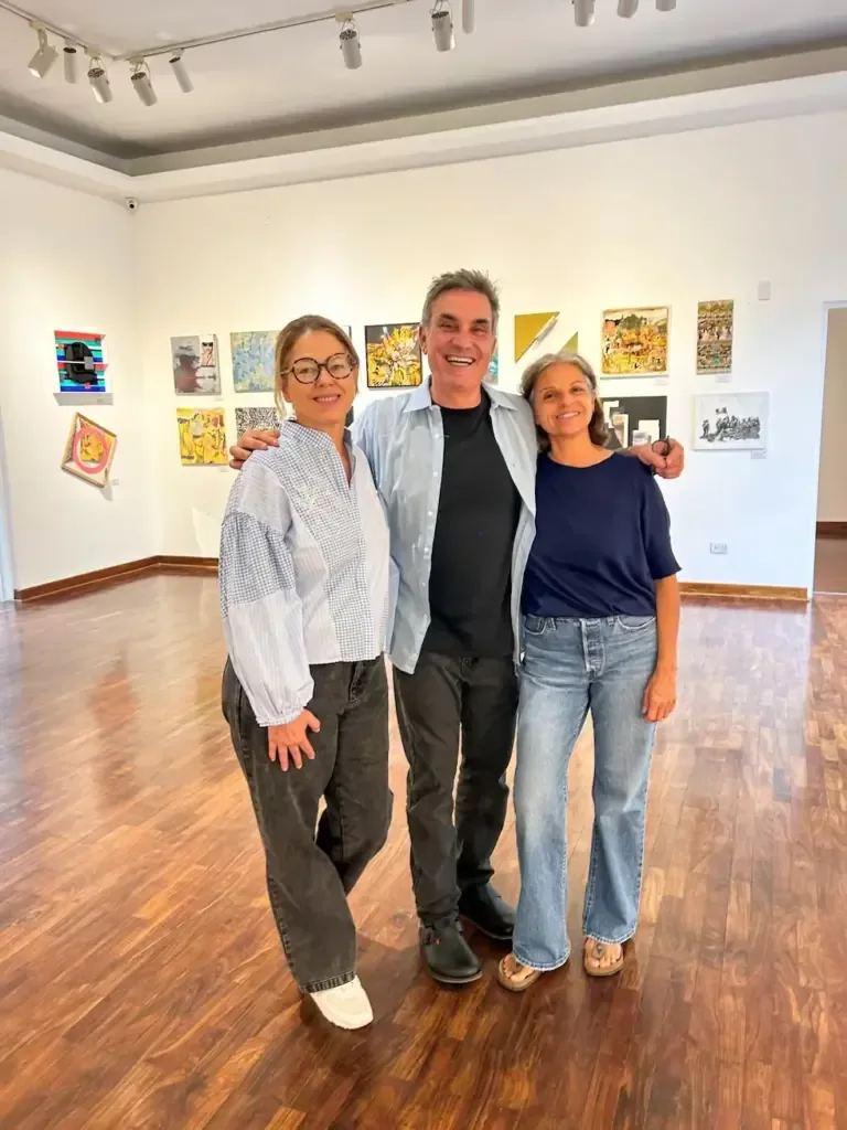 Laura Fantozzi, Joaquín de la Piedra and Ximena Figueroa receive guests for a good cause at Kusimayo, Arte Feliz 2026. Amano Museum, Miraflores.
