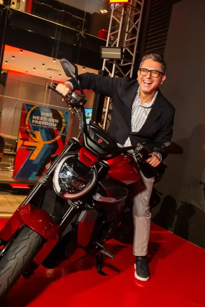 Hernán Álvarez speeds up at the opening of Ducati Lima, on an exclusive brand night in Surquillo.
