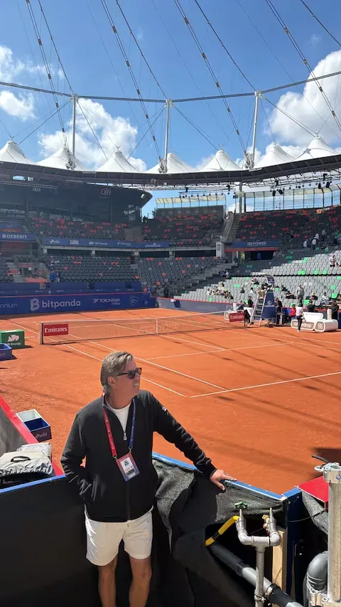 Pablo Arraya remains linked to the ATP circuit. The historic former Peruvian tennis player accompanied Ignacio Buse during his great week in Hamburg.