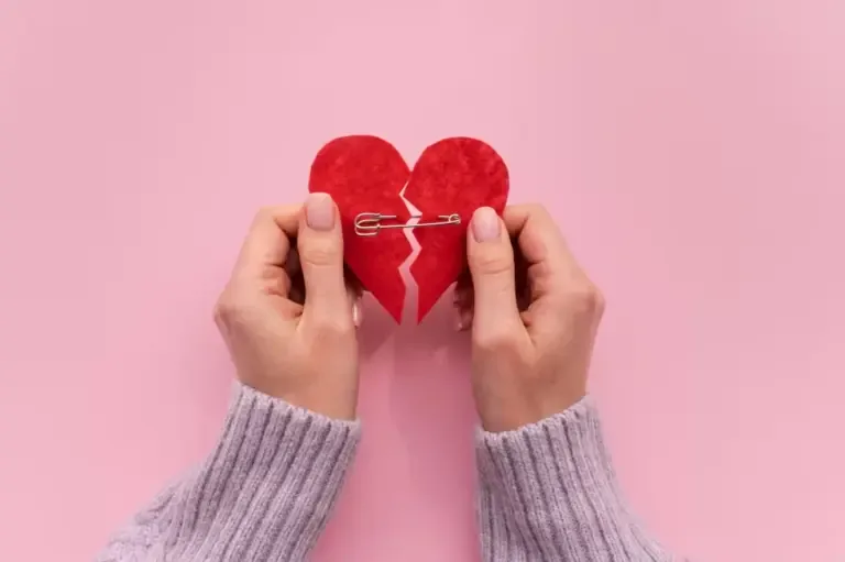 Superar una relación sin nombre puede ser más complejo que sanar un noviazgo formal debido a las expectativas rotas y a la falta de un cierre claro.