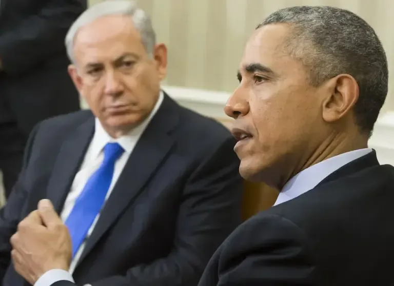 Then U.S. President Barack Obama and Israeli Prime Minister Benjamin Netanyahu met in the Oval Office of the White House, November 9, 2015. (PHOTO AFP / SAUL LOEB).