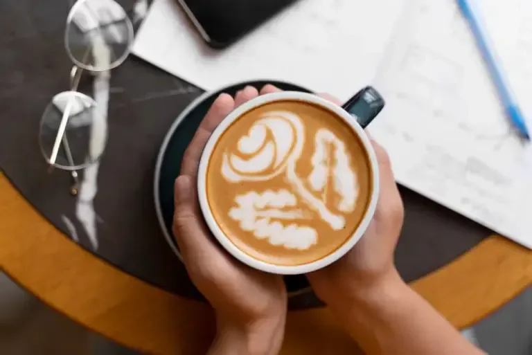 El auge del café de especialidad nos ha llevado a valorar el origen, la trazabilidad y el ritual detrás de cada taza. Sin embargo, una mayor complejidad sensorial no se traduce necesariamente en un mayor beneficio para la salud.