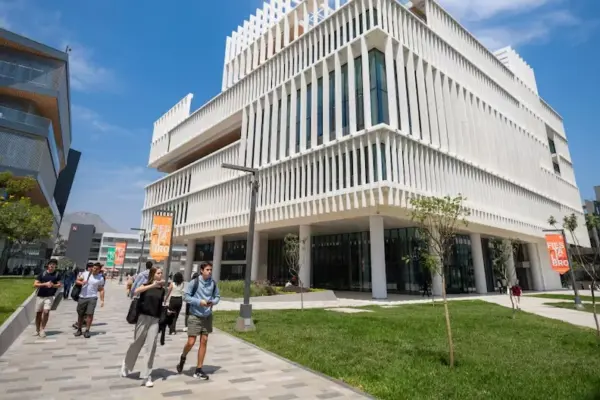 Seven floors and 18 thousand square meters: the new library of the University of Lima that redefines the role of reading