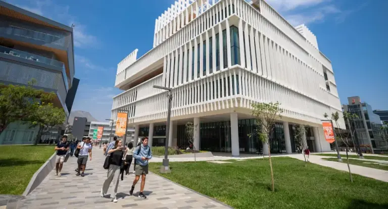 Seven floors and 18 thousand square meters: the new library of the University of Lima that redefines the role of reading