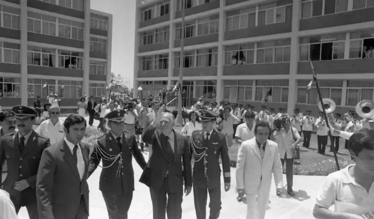 President Belaúnde in 1984, during the inauguration of the Communication Sciences pavilion. The old library can be seen in the background on the left.. Photo: EC Historical Archive