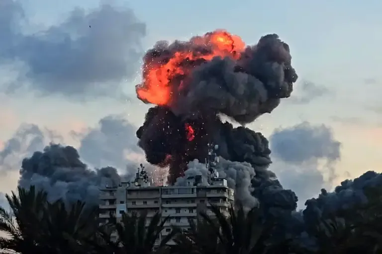 A fireball and a column of smoke rise from a building after an Israeli attack in Tyre, southern Lebanon, May 28, 2026. (Photo by KAWANT HAJU / AFP).