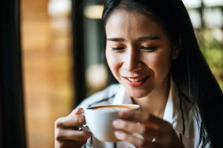 Más allá del tipo de café, lo que realmente importa es la moderación. Consumir entre 3 y 4 tazas al día, evitar los añadidos y revisar las etiquetas suele tener mucho más impacto que el formato en sí.
