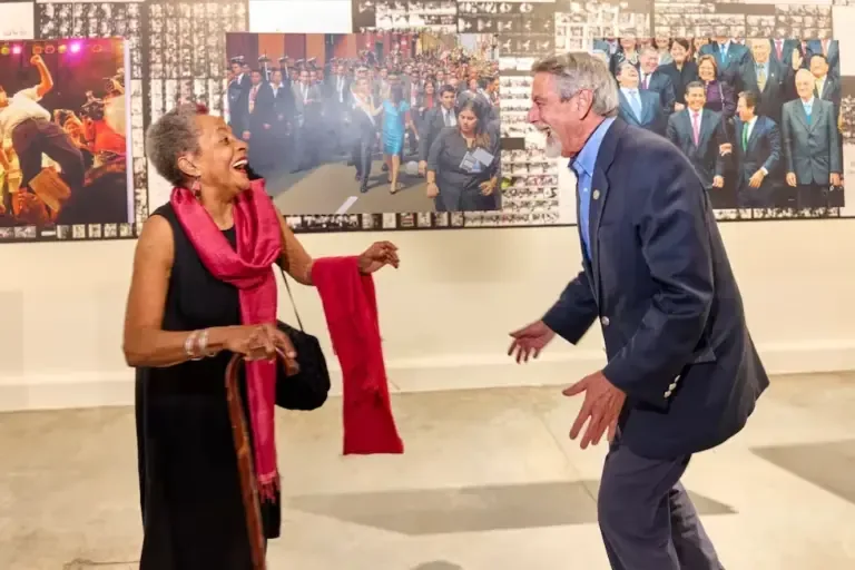 Susana Baca and Francisco Sagasti play like children at the inauguration of the exhibition “Peru, in CARETAS key: 75 years of visual memory”, at MAC Lima. Barranco.