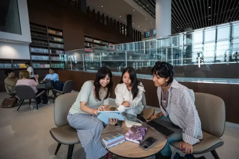 The environments of the new library prioritize interaction. The shelves are open, so students can access the books directly. Photos: Joel Alonzo/GEC