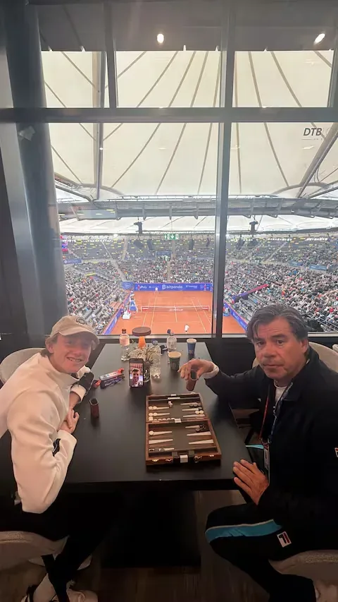 Pablo Arraya alongside Ignacio Buse in Hamburg. The “Tiger” closely followed the young Peruvian’s first ATP title win.