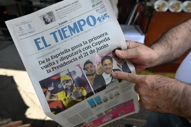 A man shows a newspaper in Cali, Colombia, on June 1, 2026, one day after the presidential elections. (Photo by Joaquín SARMIENTO / AFP).