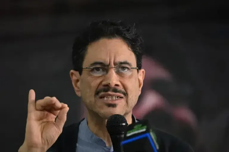 The Colombian presidential candidate from the Historic Pact party, Iván Cepeda, gestures while speaking during a press conference in Bogotá, on June 1, 2026, one day after the presidential elections. (Photo by Luis ACOSTA / AFP).