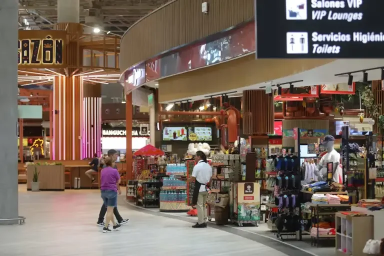 Zona comercial del aeropuerto Jorge Chávez.