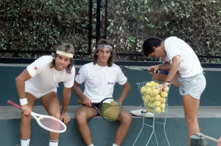 A historic generation of Peruvian tennis. Pablo Arraya alongside Jaime Yzaga and Alejo Aramburú during the golden years of the Davis Cup.