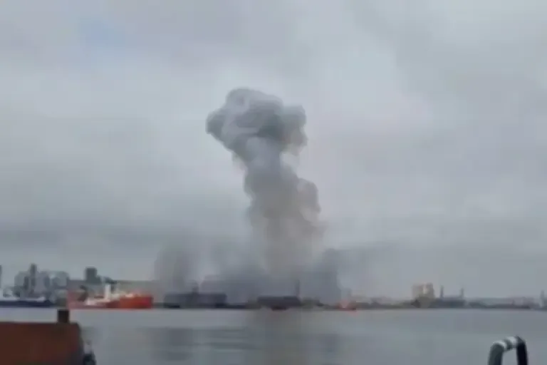 Un dron marino ucraniano explotó en el puerto rumano de Constanza sin dejar víctimas. Foto: Captura de video/X/@pegasusQ2004