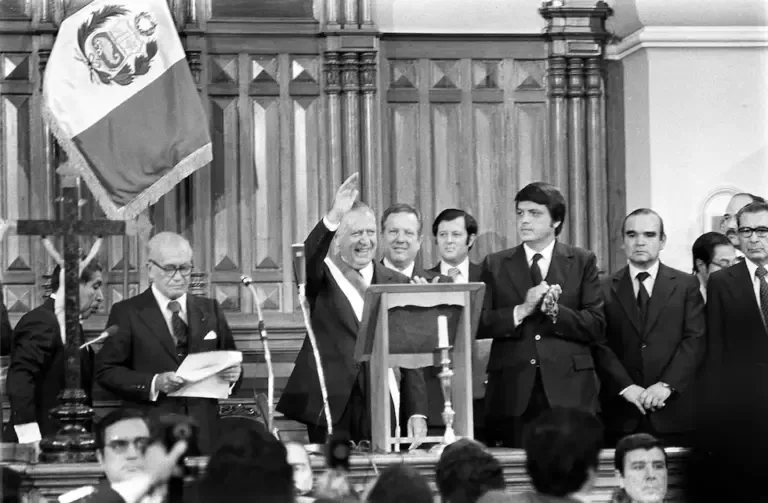 El jefe de Estado Fernando Belaunde se prepara a leer su discurso el 28 de julio de 1980, en el regreso a la democracia. (Foto: Archivo Histórico de El Comercio)