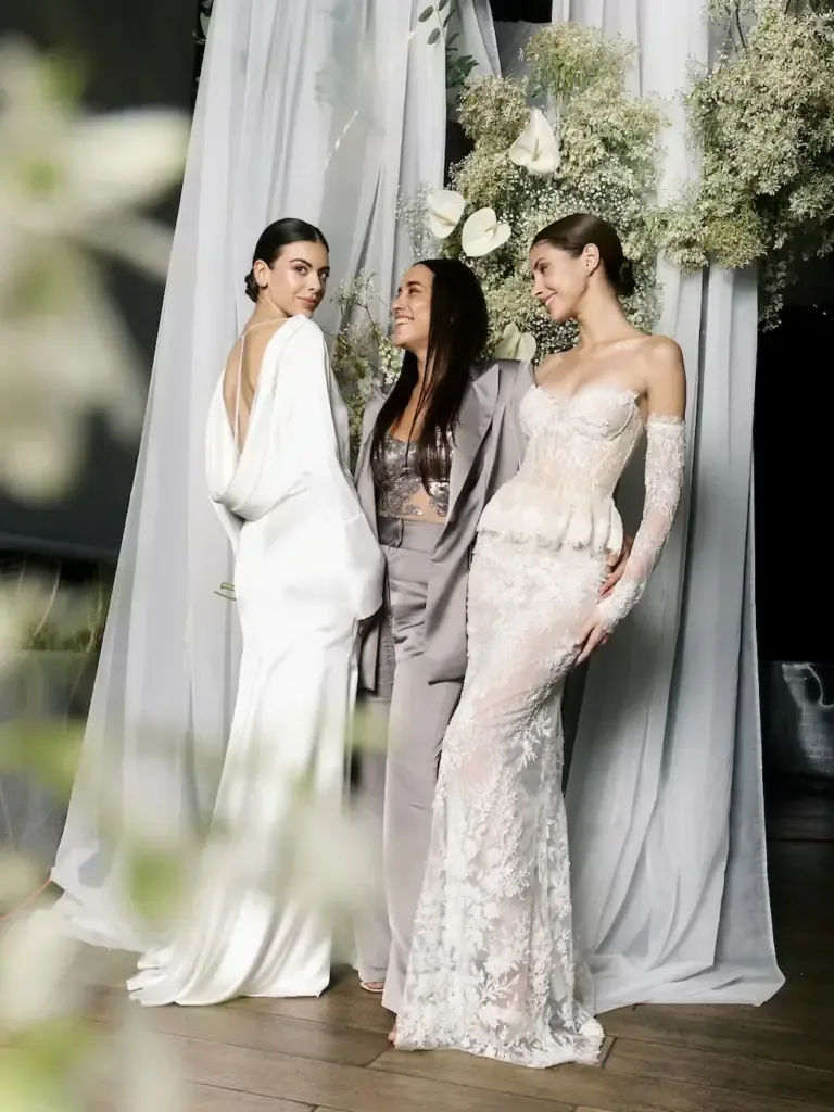Las modelos Bridget Osterling y Avril Stiglich posan junto a la diseñadora María Gracia Tejada en la celebración del séptimo aniversario de su marca, Caeiro, donde también se realizó el lanzamiento de su línea Brides. Miraflores.