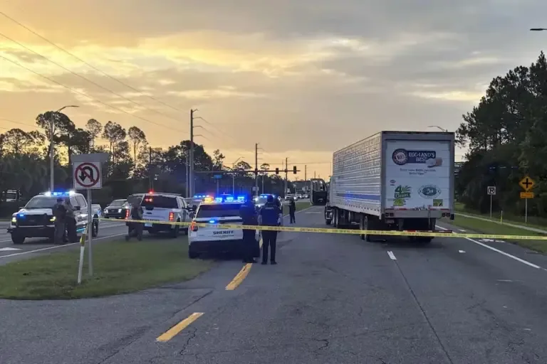 Photograph provided by the St. Johns County Sheriff’s Office showing the truck that ran over a migrant while trying to cross the road after fleeing ICE. (EFE/Sheriff of St. Johns County).