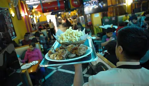Luego de un primer semestre prácticamente sin crecimiento en el sector gastronómico, marcado por la incertidumbre electoral y un Mundial de fútbol que terminó afectando más de lo esperado al sector, los restaurantes confían en que las Fiestas Patrias marquen el inicio de la recuperación del consumo. (Foto: El Comercio)