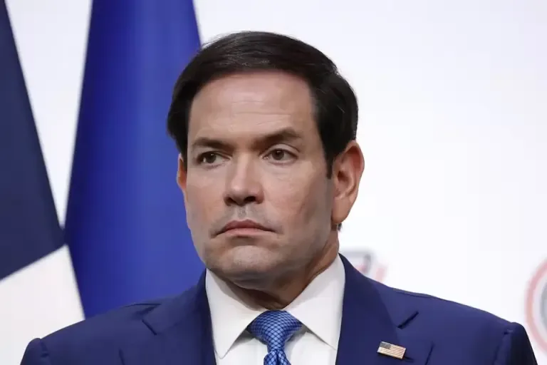 El secretario de Estado estadounidense, Marco Rubio, asiste a una rueda de prensa en el Hotel Royal durante la cumbre del G7 en Evian-les-Bains, Francia, el 17 de junio de 2026. (EFE/EPA/YOAN VALAT)