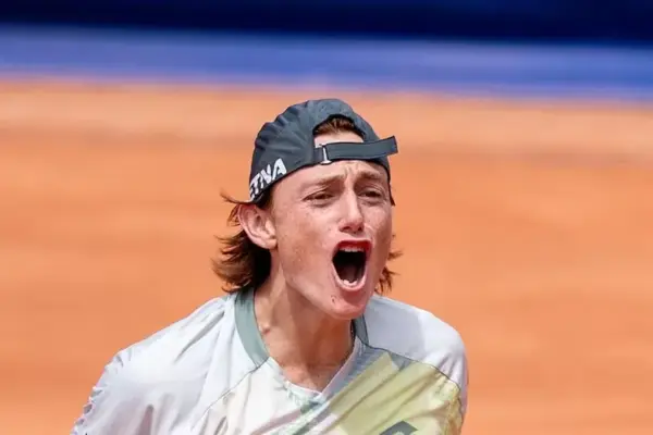 Ignacio Buse vs Tomás Etcheverry LIVE via Disney Plus: 0-1 for the Argentine and we're going to the second set