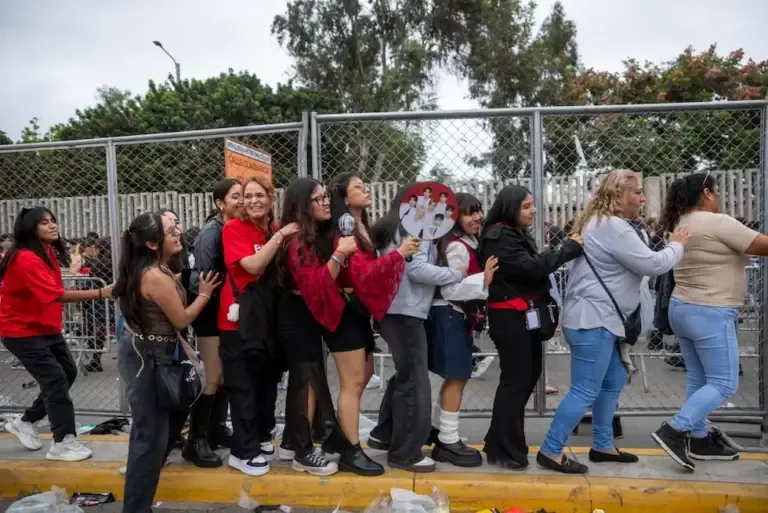 Fans of Enhypen outside the San Marcos Stadium, preparing to enter the Enhypen show. (Photo: Joel Alonzo/ GEC)
