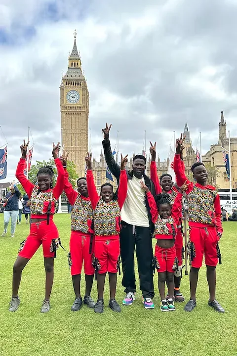 Niños de Triplets Guetto Kids en Inglaterra, donde se presentaron en la final de