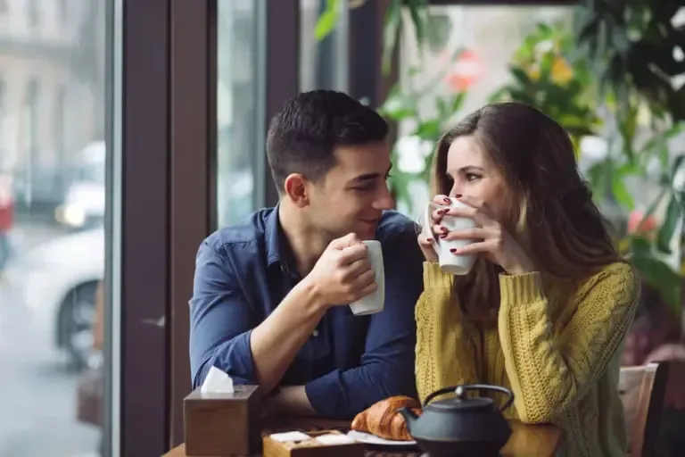 Talking about expectations, money, time, and life projects can make the difference between a relationship that strengthens and one that ends up wearing out.