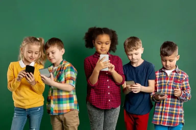 La UA ha establcido normas para proteger a los menores de edad frente a las redes sociales. (Foto: magnific.com)