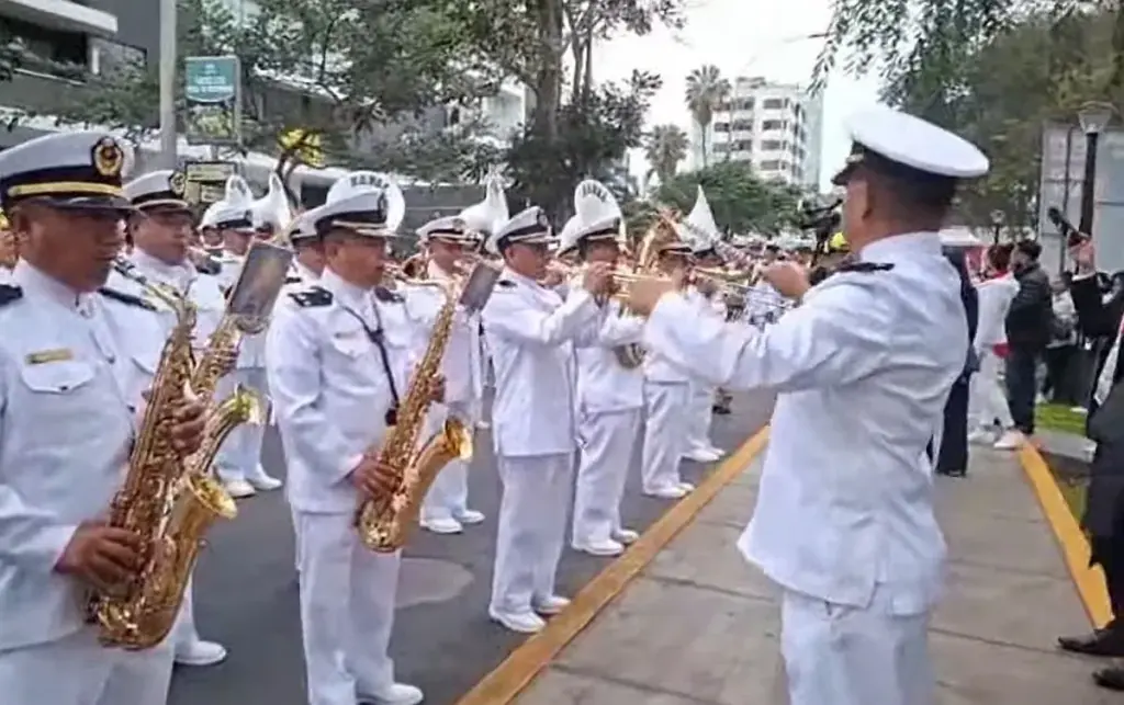The band of the Peruvian Navy performs some musical pieces for the delight of the audience present on Javier Prado Avenue, Magdalena del Mar district.