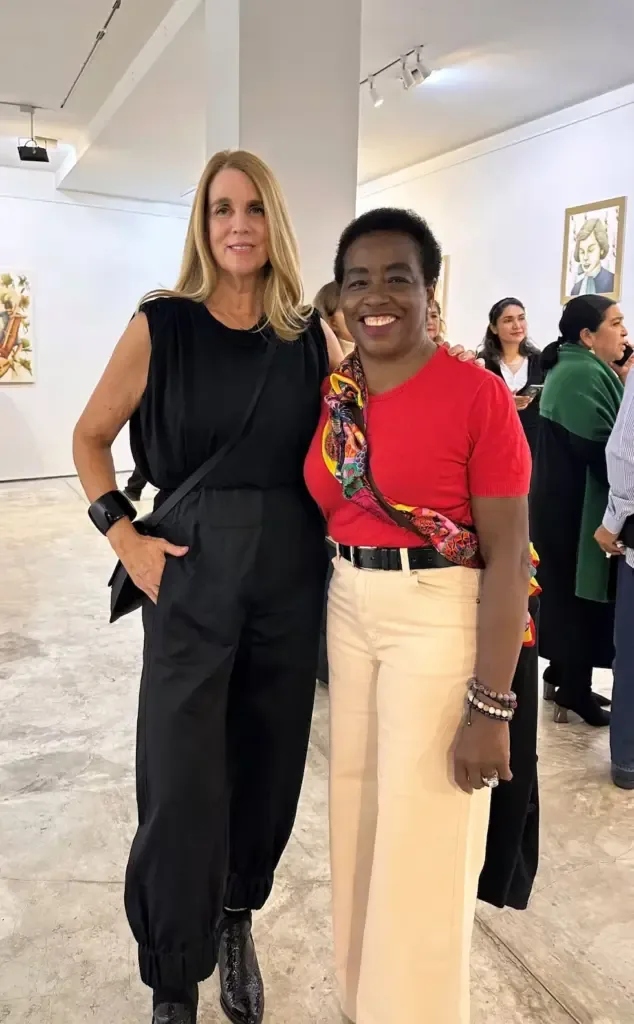Sonia Cunliffe y Mónica Molina acuden a la presentación de la expo “Un nuevo sueño americanx”, de Gonzalo García Callegari. Galería Fórum, Miraflores.