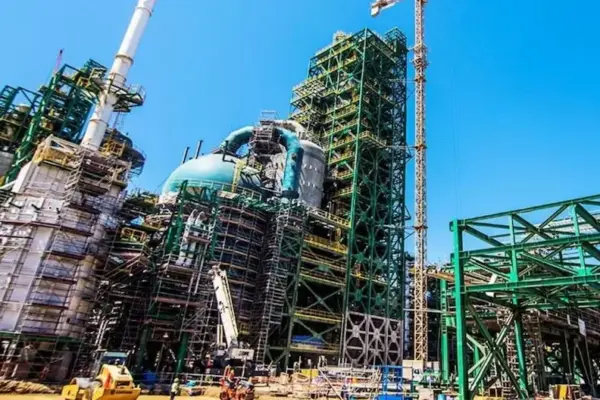 Anomalous waves and temporary port closures affect operations at the Talara Refinery