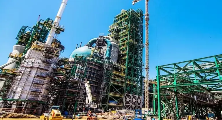 Anomalous waves and temporary port closures affect operations at the Talara Refinery