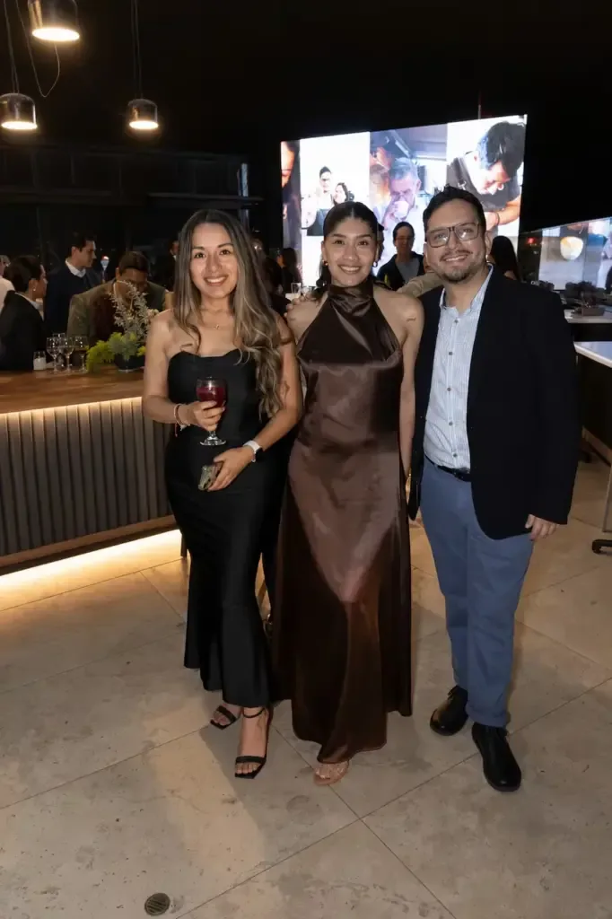 Marilyn Ramírez, administradora y finance lead de Neira Café Lab; Andrea Llanos, brand manager de la marca; y Harry Neira, CEO de la empresa, festejan el noveno aniversario de la icónica cafetería peruana.